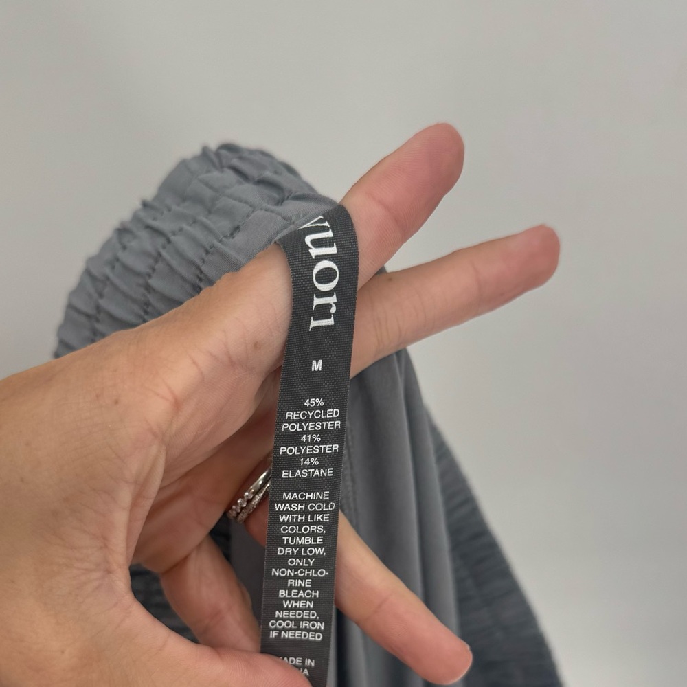 Vuori Villa Shorts Gray Women’s Medium High Rise 3” Athletic Travel Activewear - Picture 5 of 6